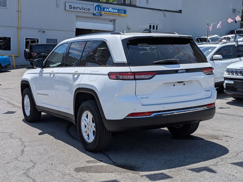 Used 2023 White Jeep Laredo image 9