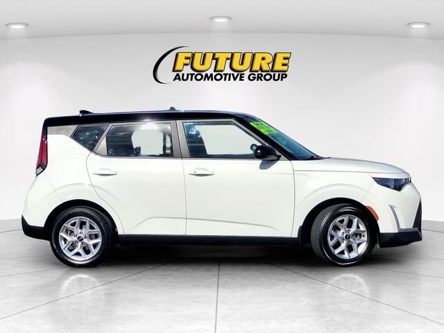 Used 2023 White Kia S image 3
