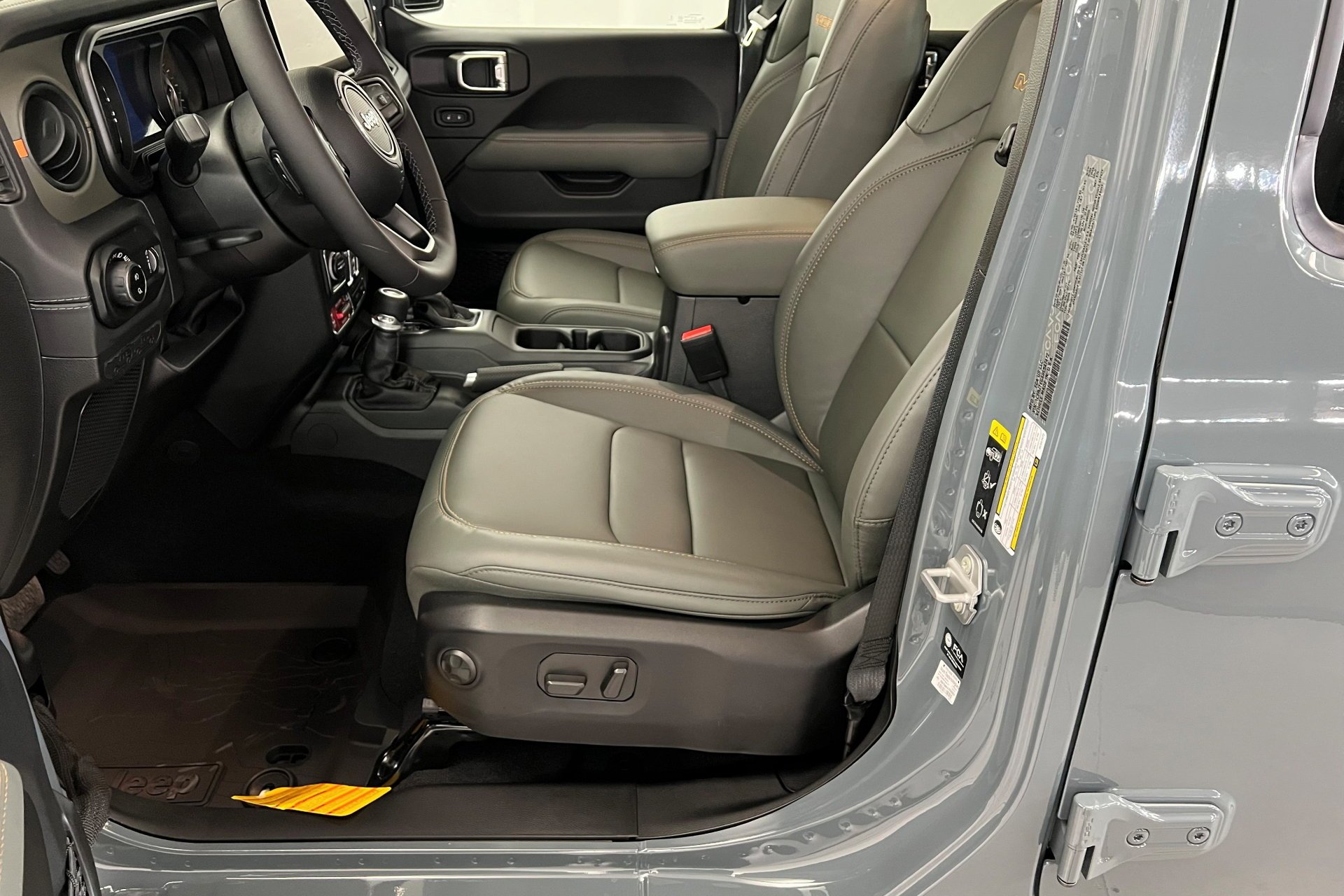 New 2025 Anvil Clearcoat Jeep Mojave X image 18