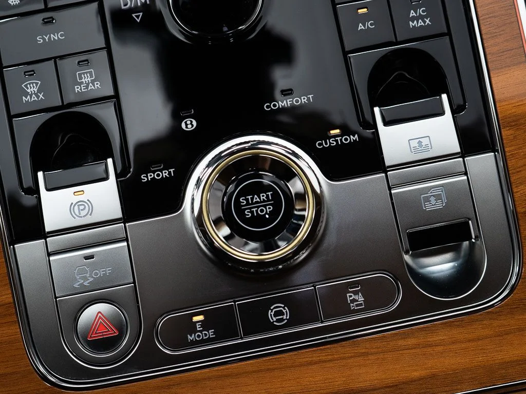 Used 2025 White Sand - by Mulliner Bentley Mulliner image 36