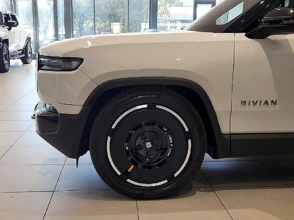 Used 2025  Rivian Adventure Dual Motor Max Pack image 9