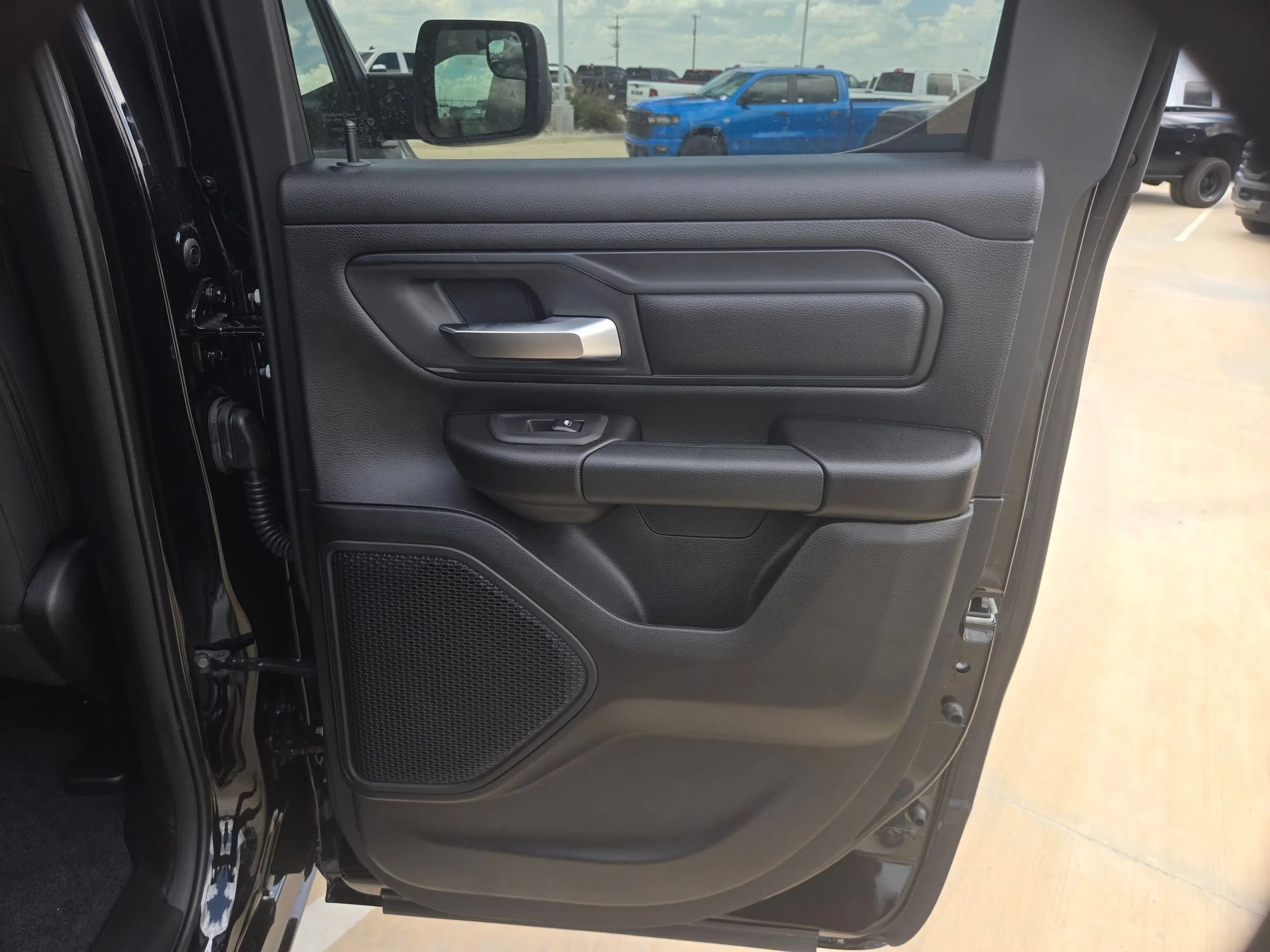 New 2026 Diamond Black Crystal Pearl-Coat Exterior Paint RAM Express image 21