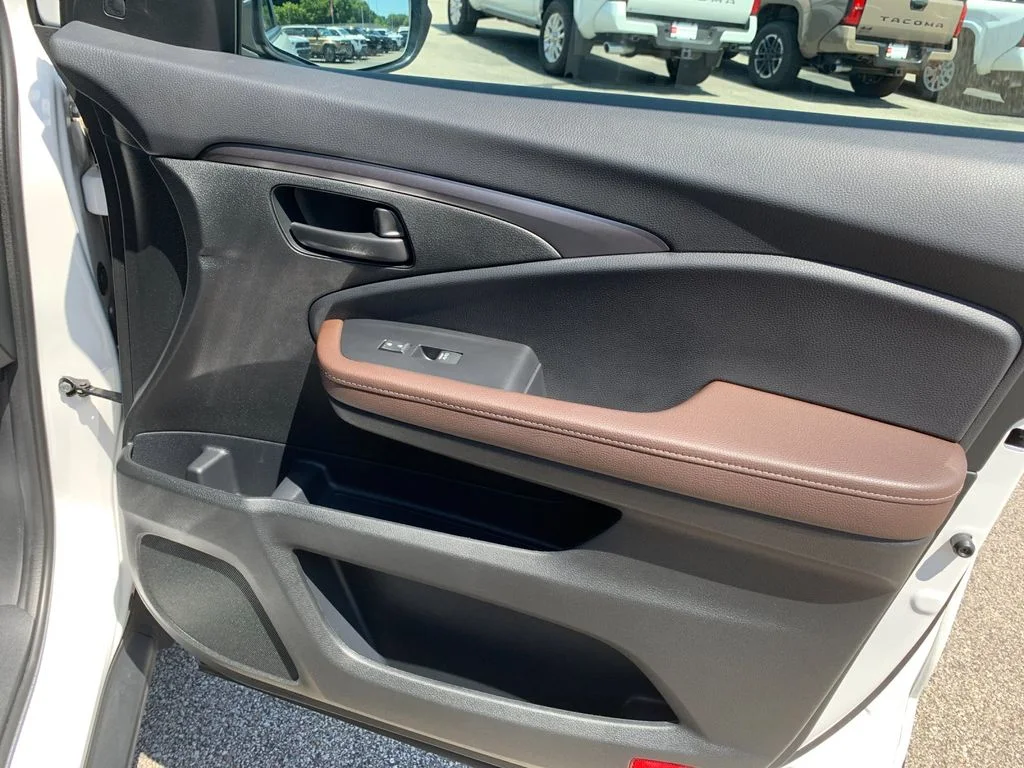 Used 2024 White Honda EX-L image 19