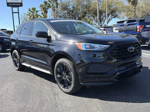 Used 2022 Black Ford SE image 2