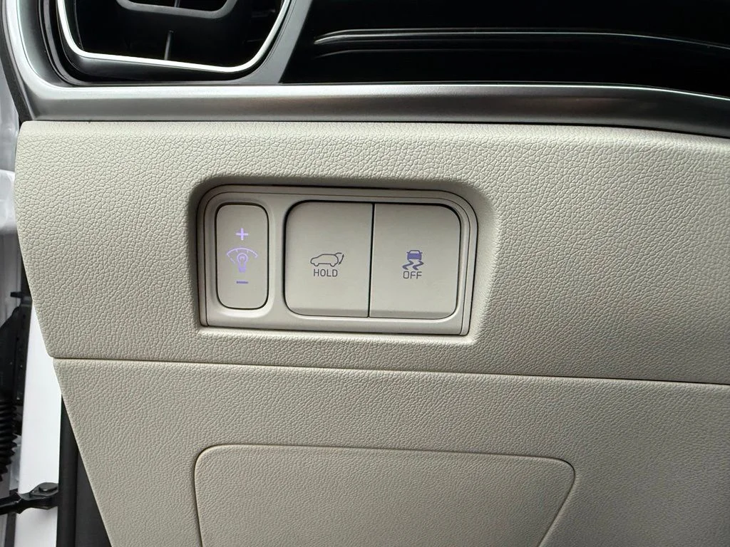 Used 2025 White Kia EX image 31
