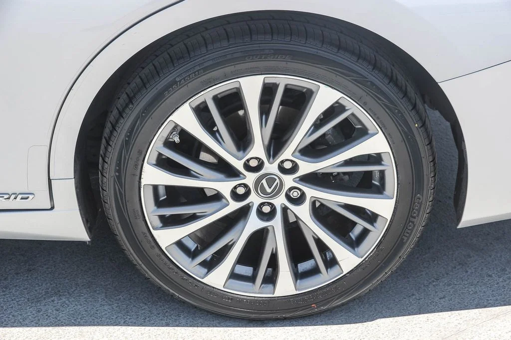 Used 2020 Silver Lexus 300h image 11