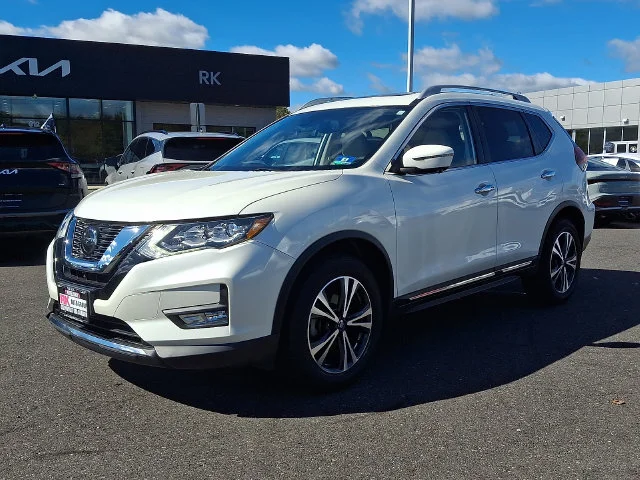 Used 2018 White Nissan SL image 4