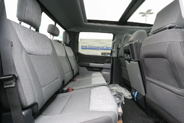 New 2027 Oxford White Ford XLT image 17