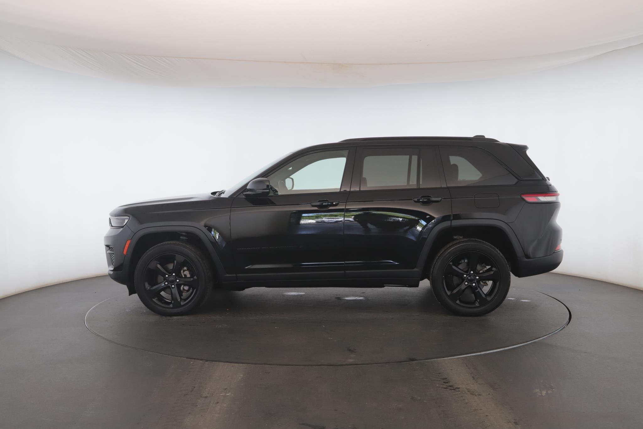 Used 2023 Diamond Black Crystal Pearlcoat Jeep Altitude 4x4 image 19