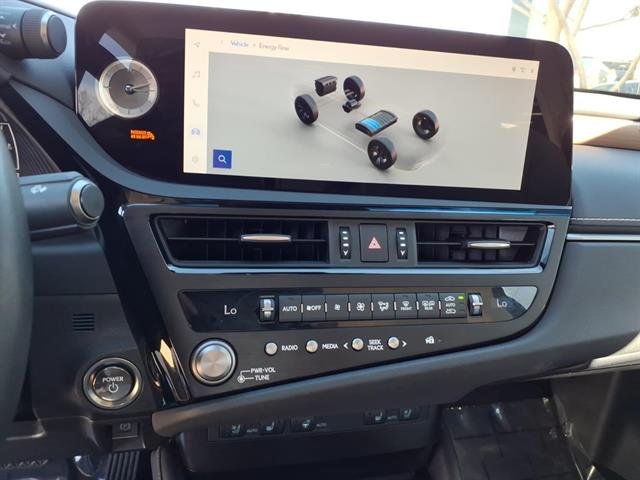 2025 Lexus ES Hybrid 300h - Photo 16