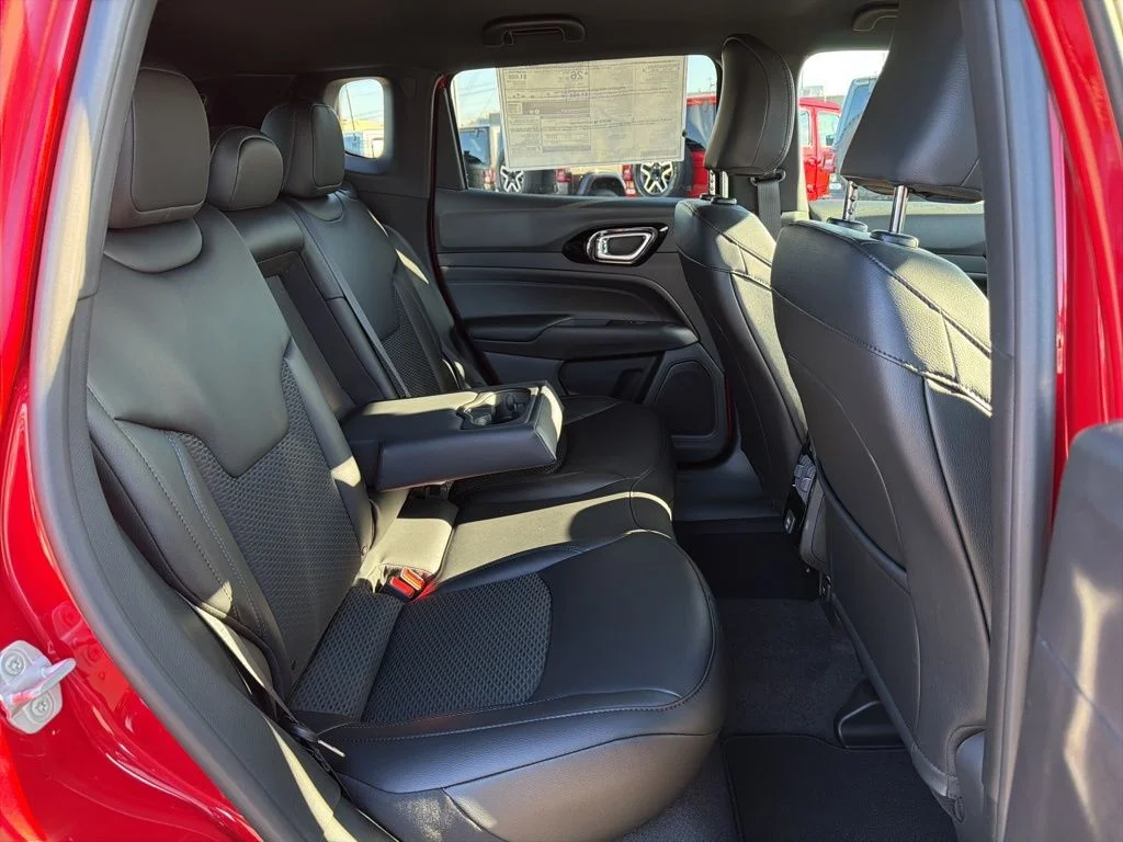 New 2026 Red Hot Pearl-Coat Exterior Paint Jeep Latitude image 17