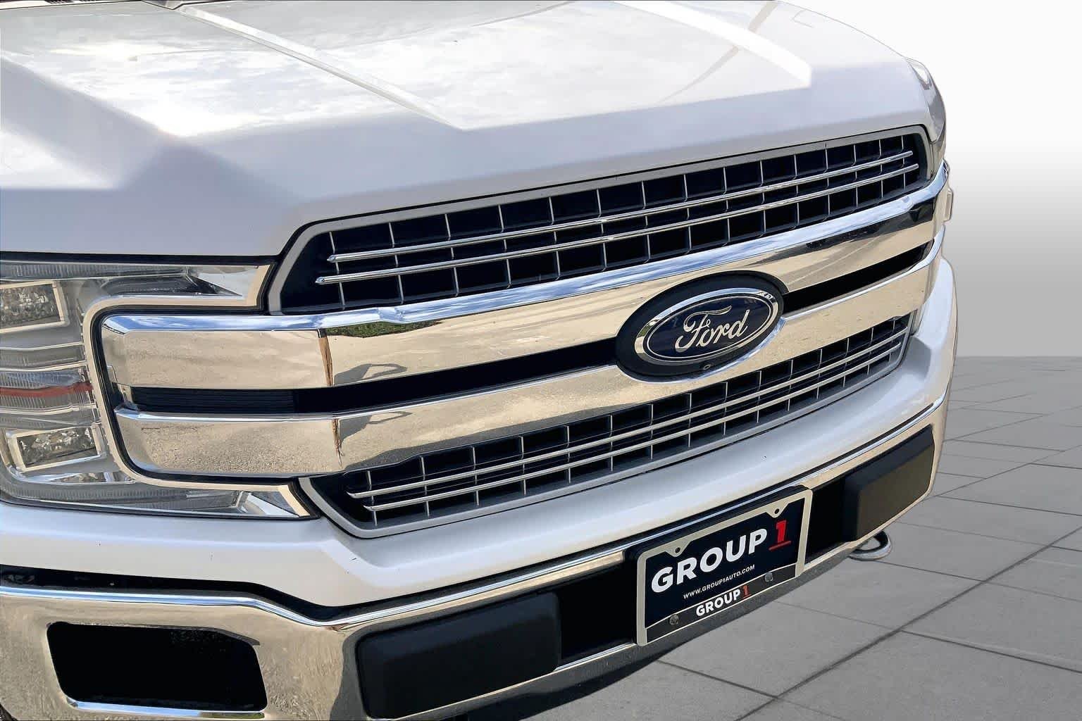 Used 2019 White Platinum Metallic Tri-Coat Ford LARIAT image 30