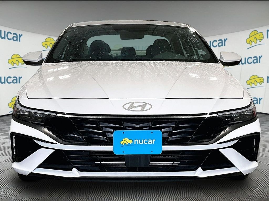 Used 2025 White Hyundai SEL Convenience image 2