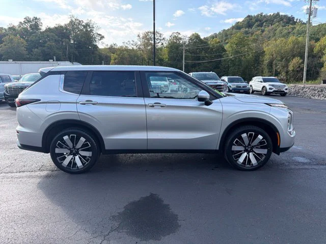 Used 2025 Silver Mitsubishi SE image 9