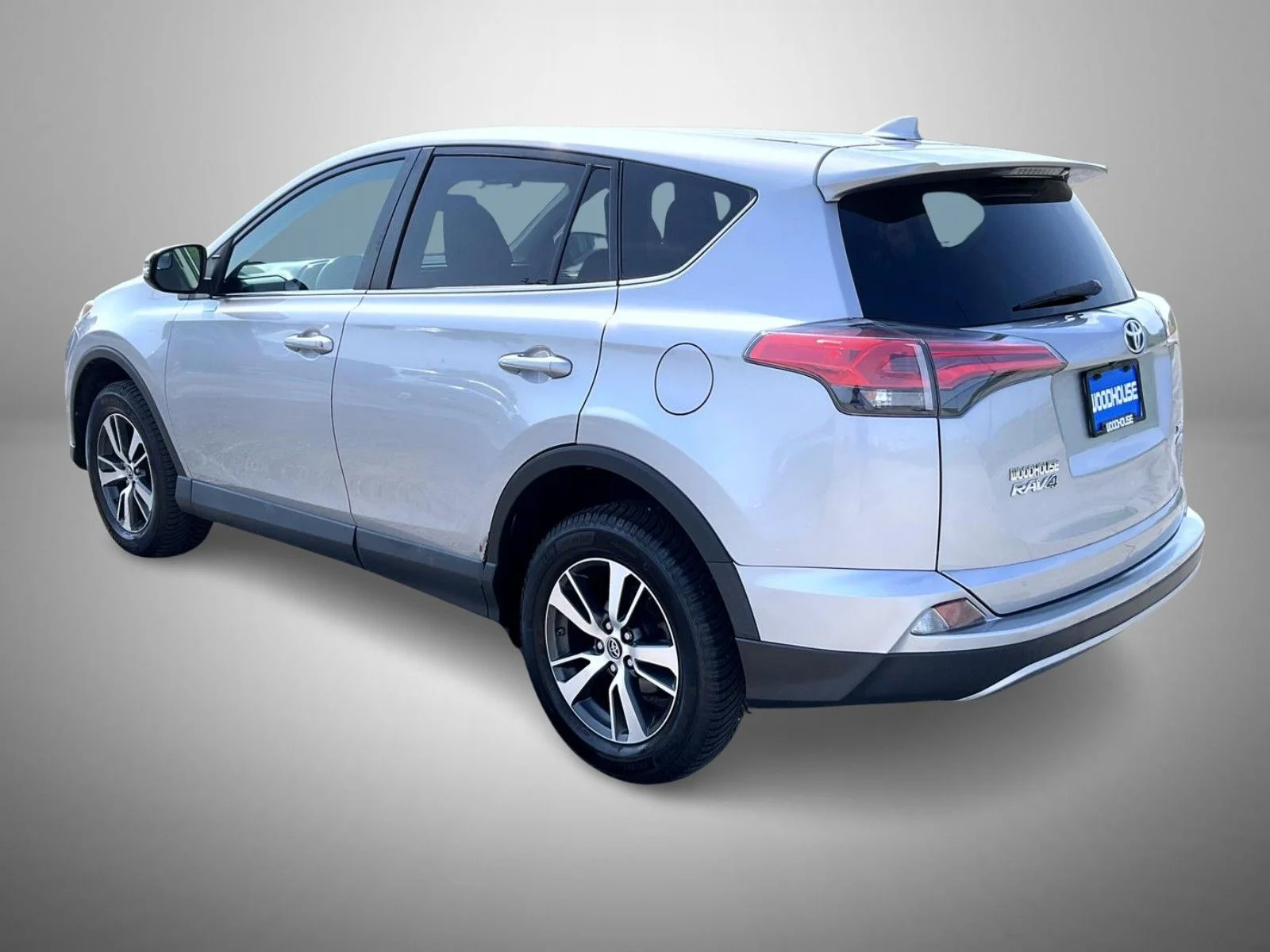 Used 2018 Silver Toyota XLE image 7