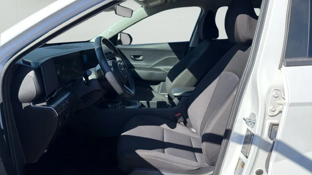 Used 2025 White Hyundai SEL image 9