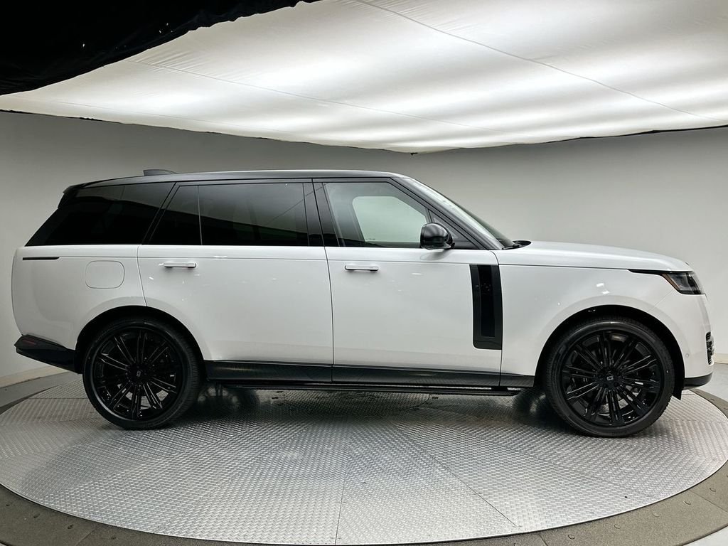 New 2027 Fuji White Land Rover SE image 4