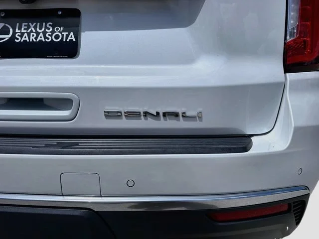 Used 2022 White Frost Tricoat GMC Denali image 47