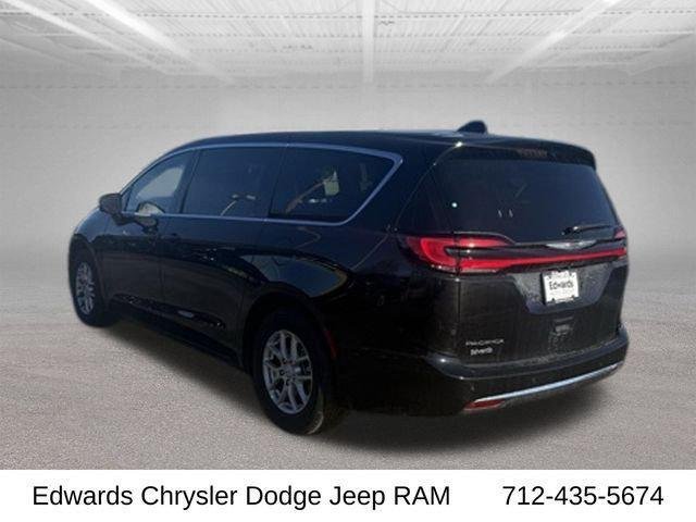 New 2026 Diamond Black Crystal Pearl-Coat Exterior Paint Chrysler Select image 6