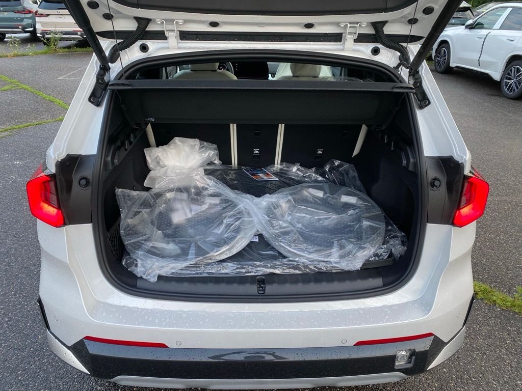 New 2026 Mineral White Metallic BMW xDrive28i image 6
