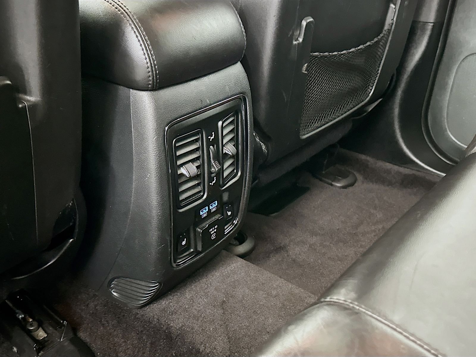 Used 2018 Diamond Black Crystal Pearlcoat Jeep Limited image 25