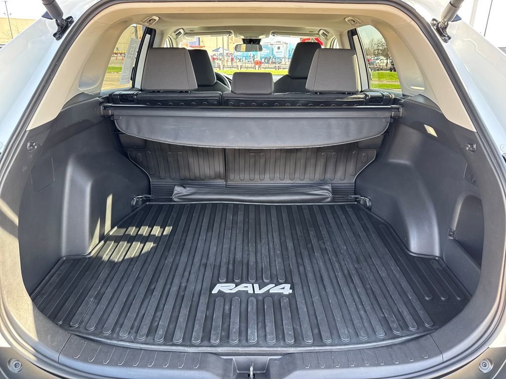 2025 Toyota RAV4 XLE - Photo 33