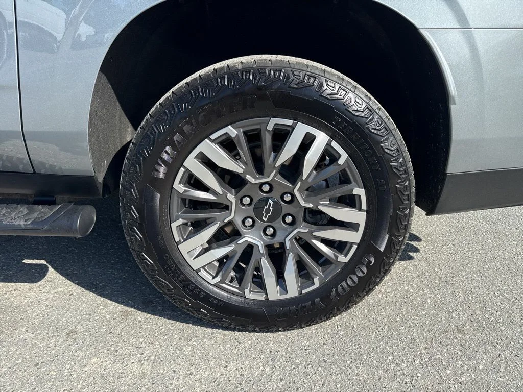 Used 2025 Gray Chevrolet Z71 image 33