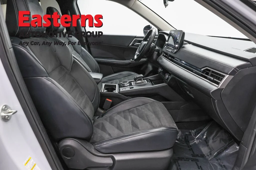 Used 2024 White Mitsubishi SE image 23