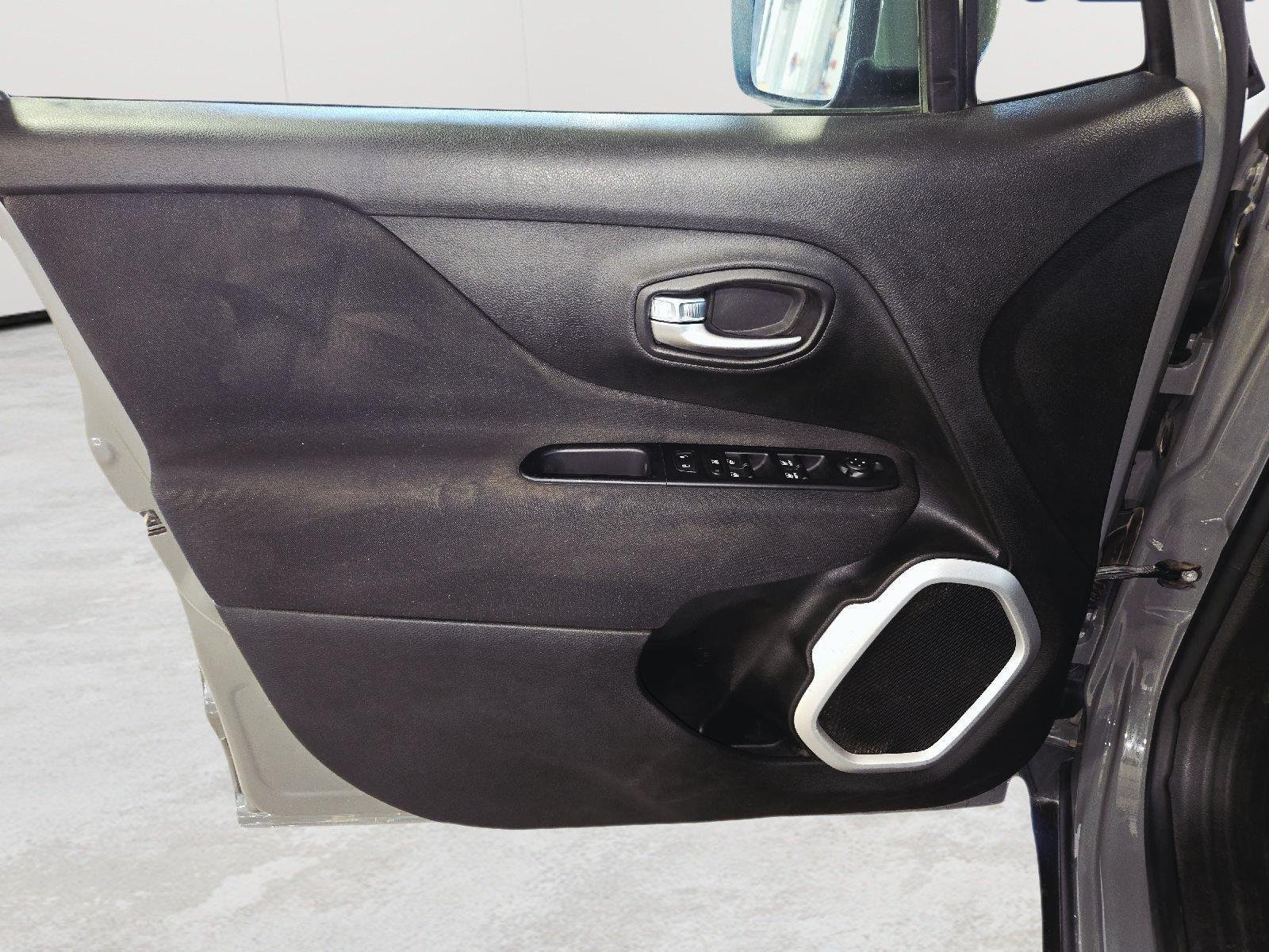Used 2020 Sting-Gray Clearcoat Jeep Latitude image 9