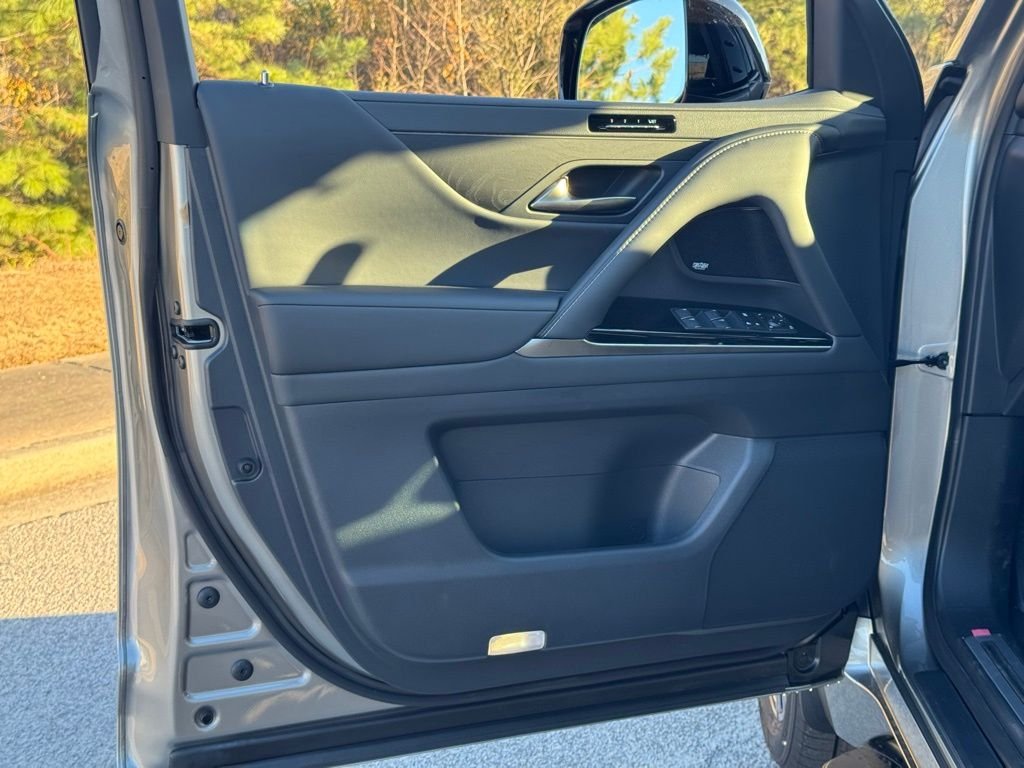 2025 Lexus LX 700h Luxury - Photo 17