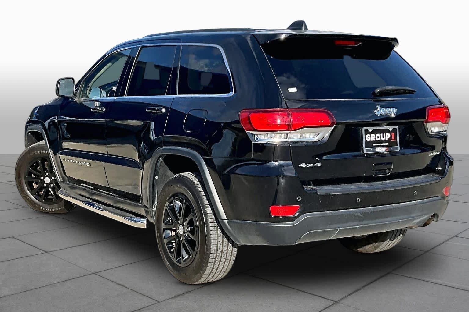 Used 2022 Diamond Black Crystal Pearlcoat Jeep Laredo E image 11