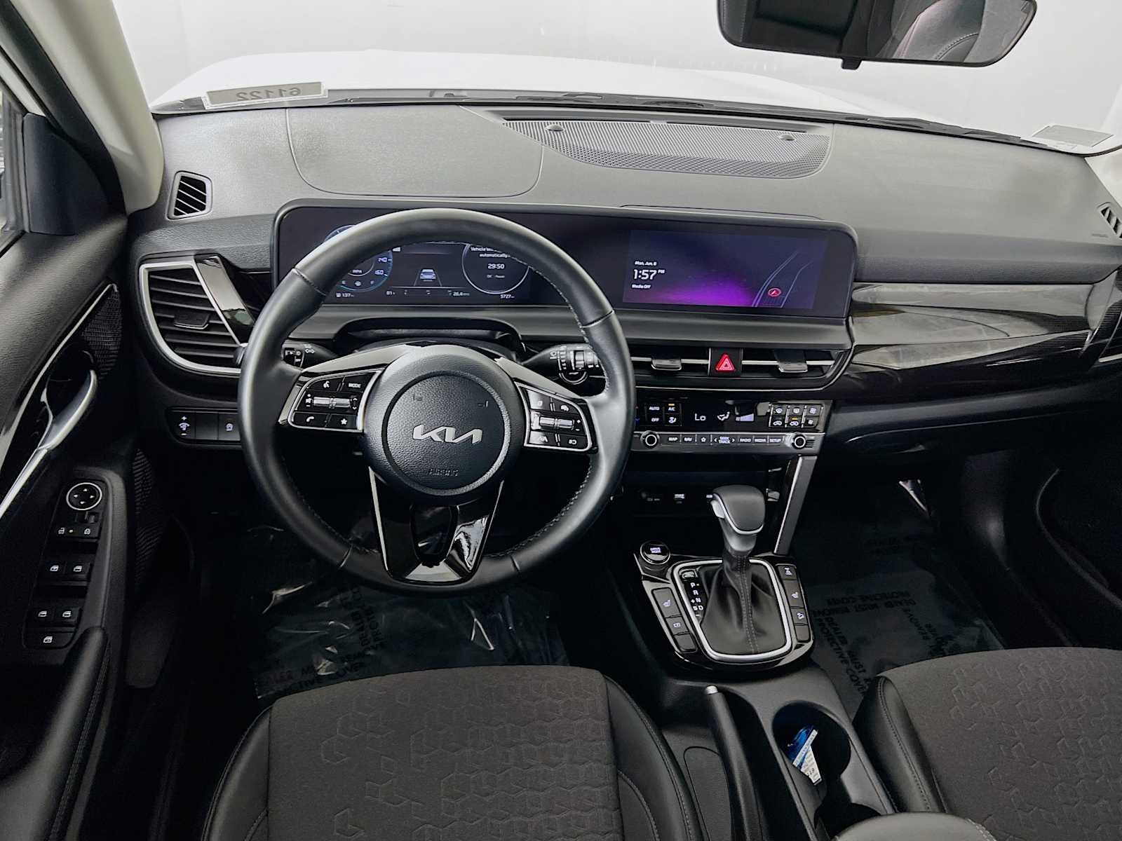 Used 2024 Snow White Pearl Kia S image 23