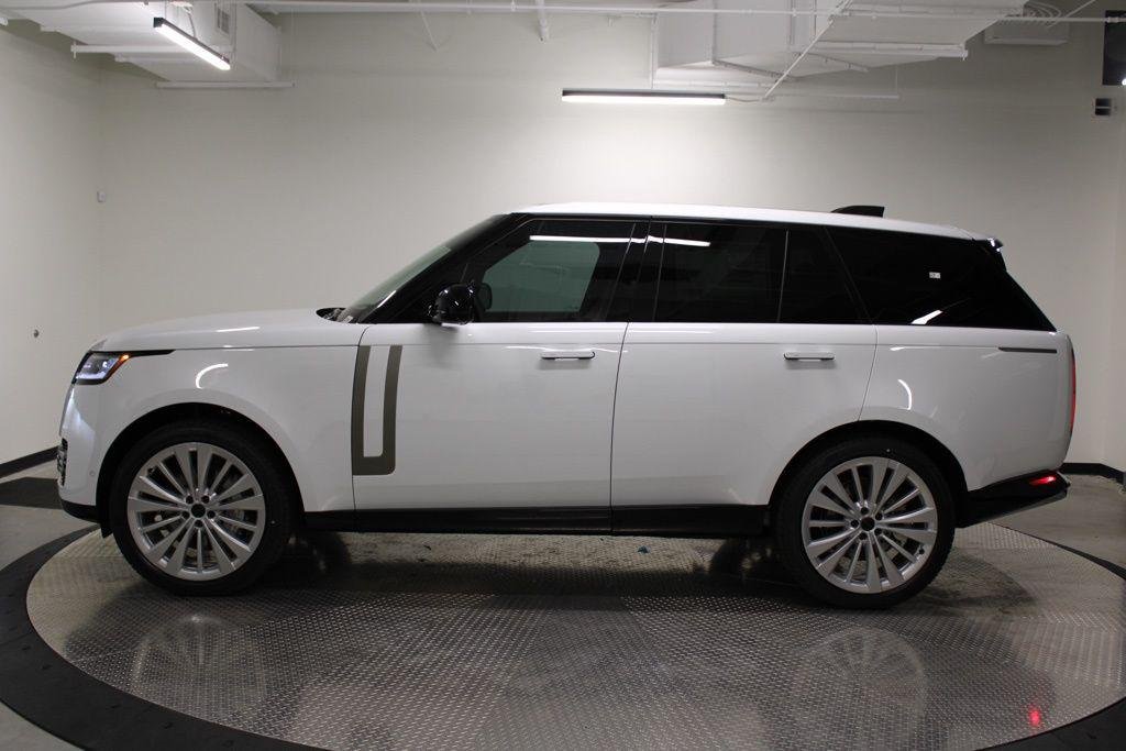 New 2026 Fuji White Land Rover SE image 2