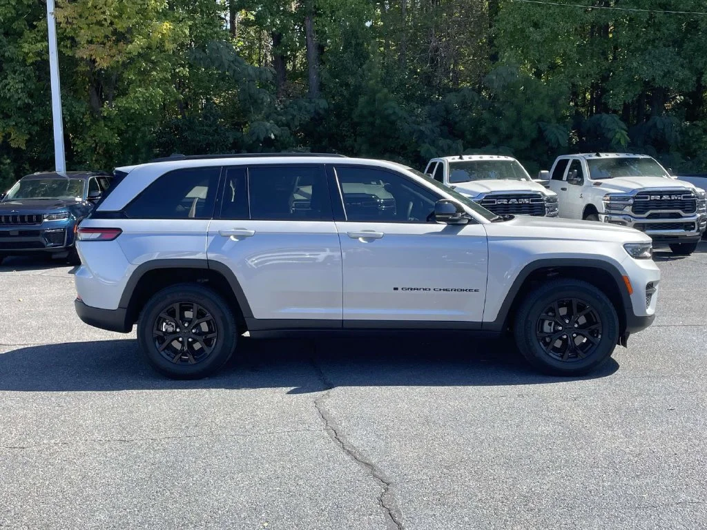 Used 2024 Silver Jeep Altitude X image 10