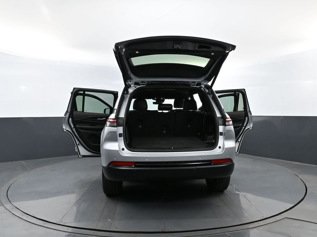 Used 2025 Silver Zynith Jeep Altitude image 29