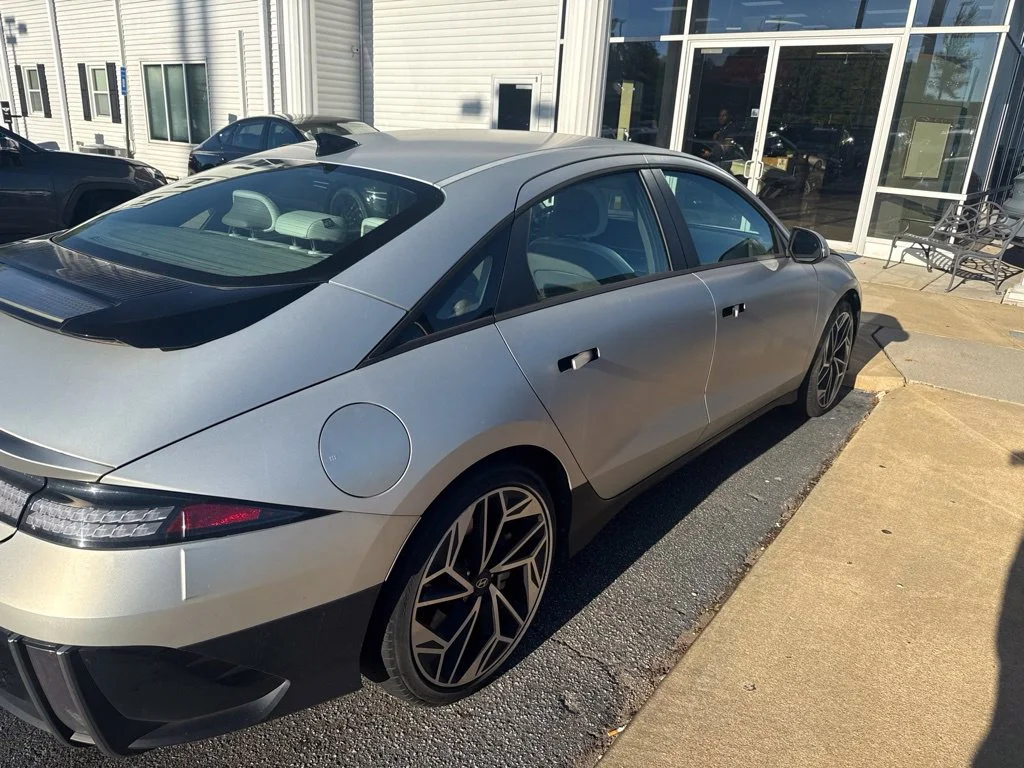 Used 2024 Gold Hyundai SEL image 4