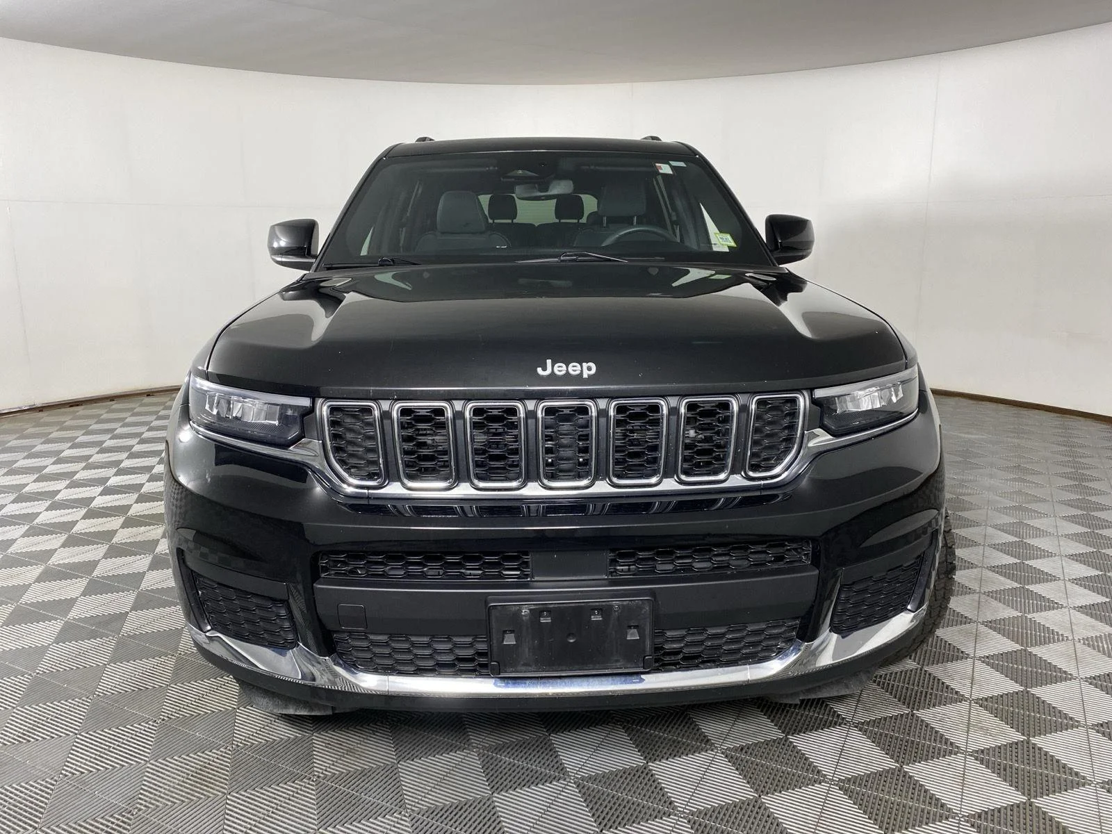 Used 2024 Diamond Black Crystal Pearlcoat Jeep Laredo image 2