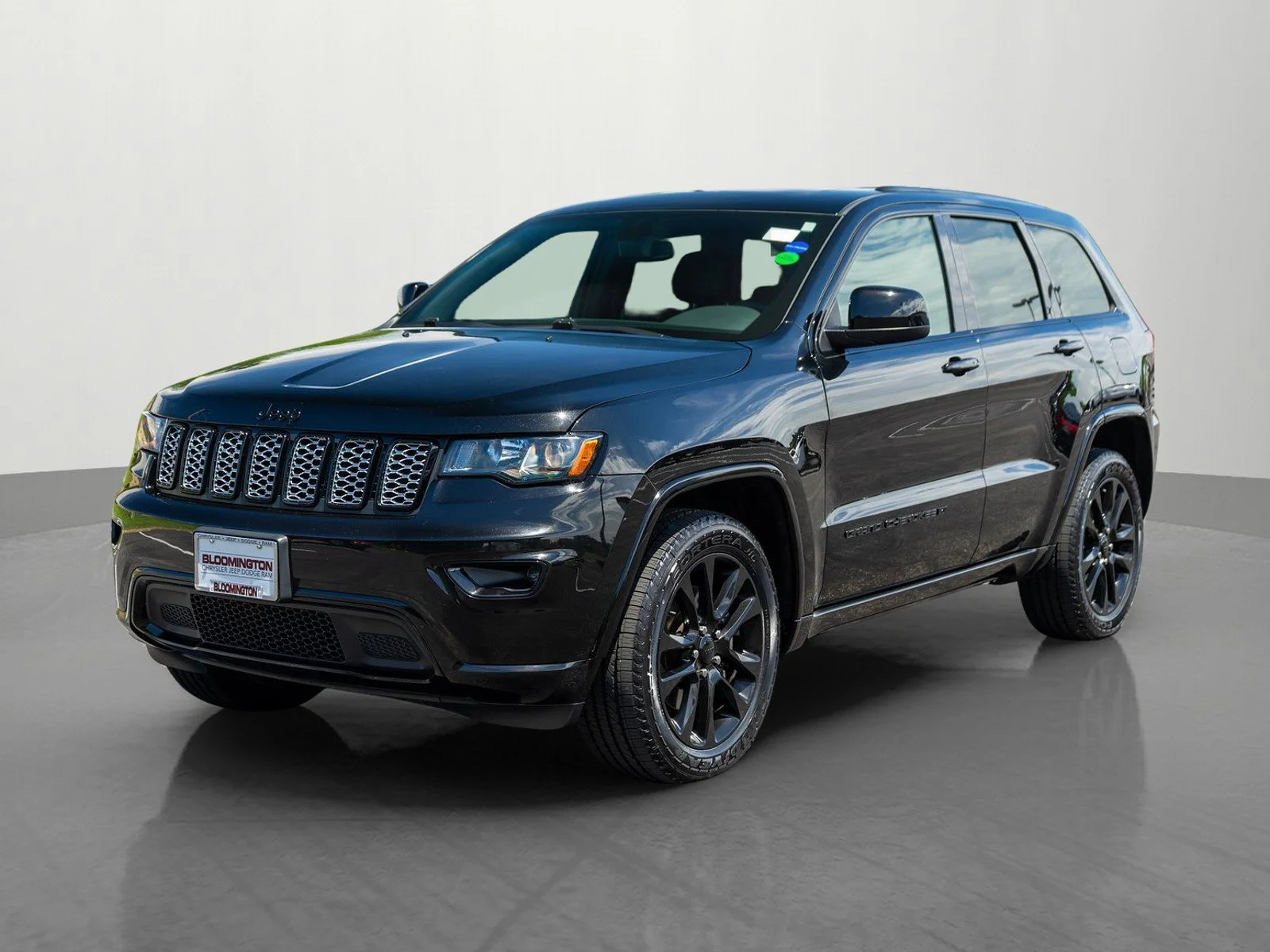 Used 2022 Diamond Black Crystal Pearlcoat Jeep Laredo X image 3