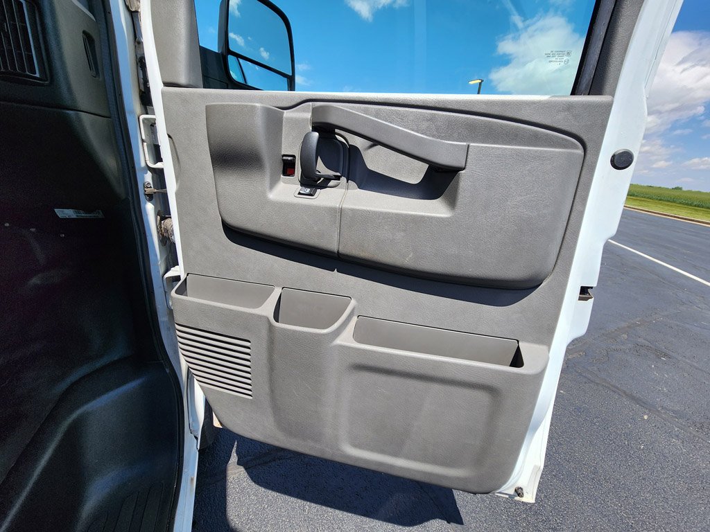 Used 2017 Summit White Chevrolet LS image 21