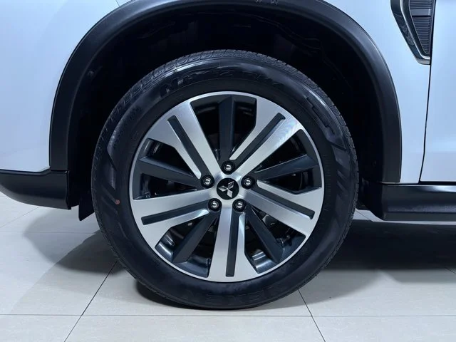 Used 2023 White Mitsubishi SE image 10