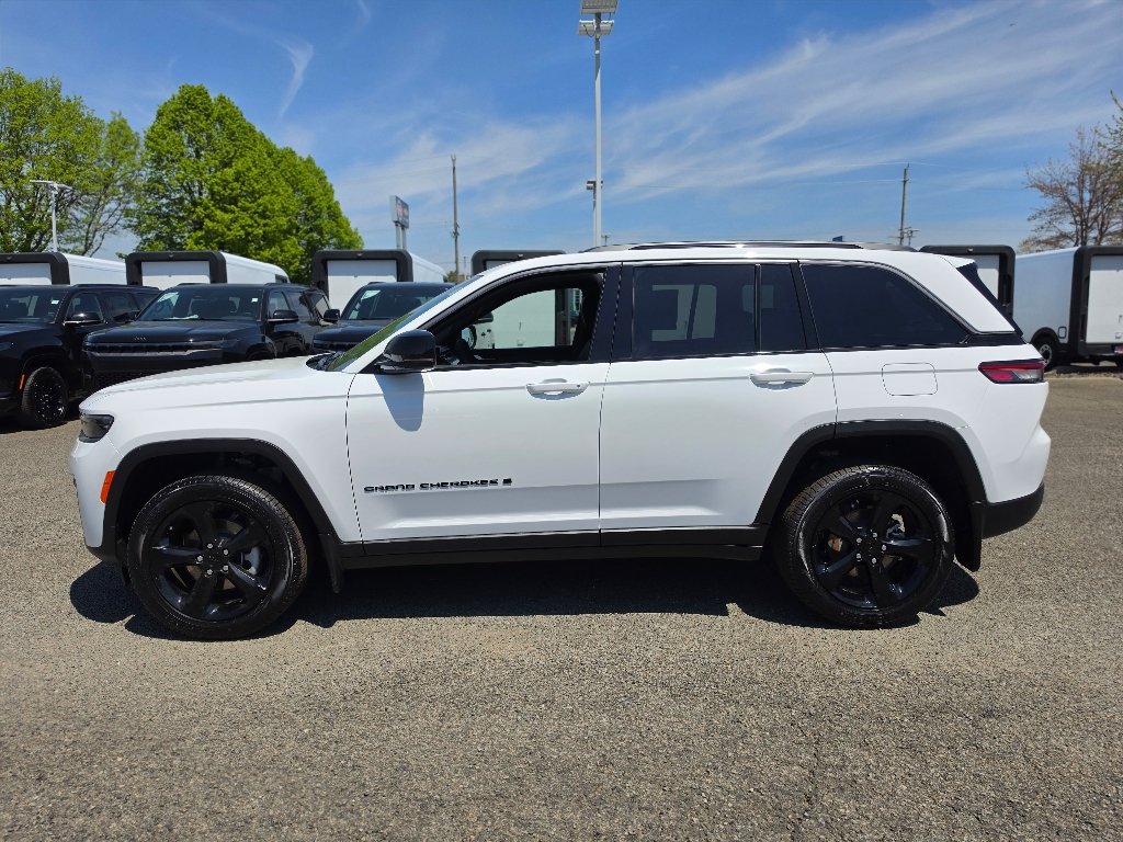 New 2026 Bright White Clear-Coat Exterior Paint Jeep Limited image 9