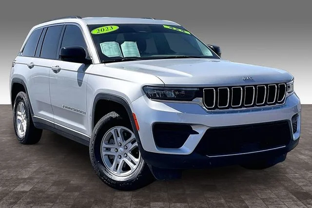 Used 2023 Silver Jeep Laredo image 11