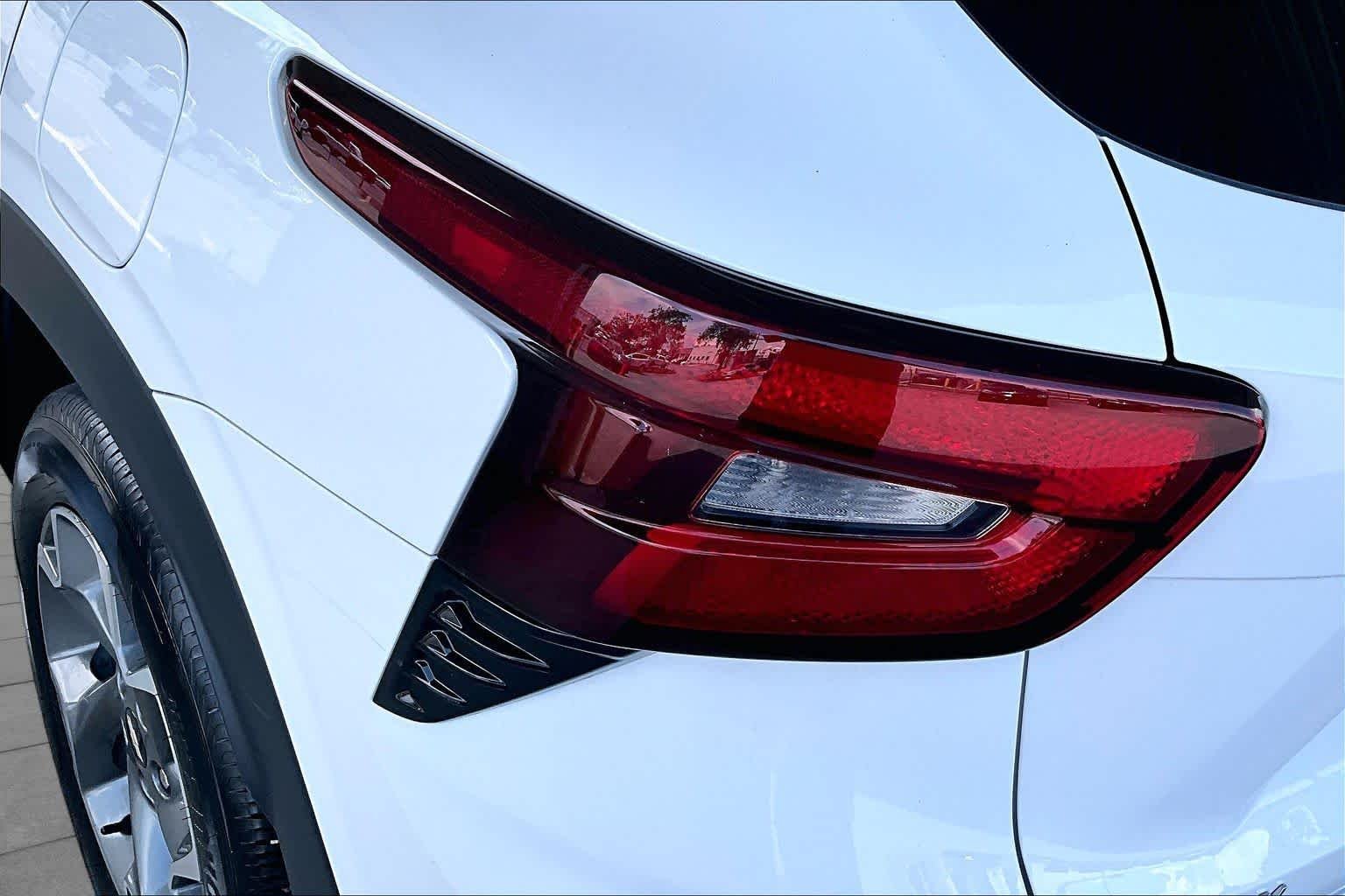 Used 2025 Summit White Chevrolet LT image 27