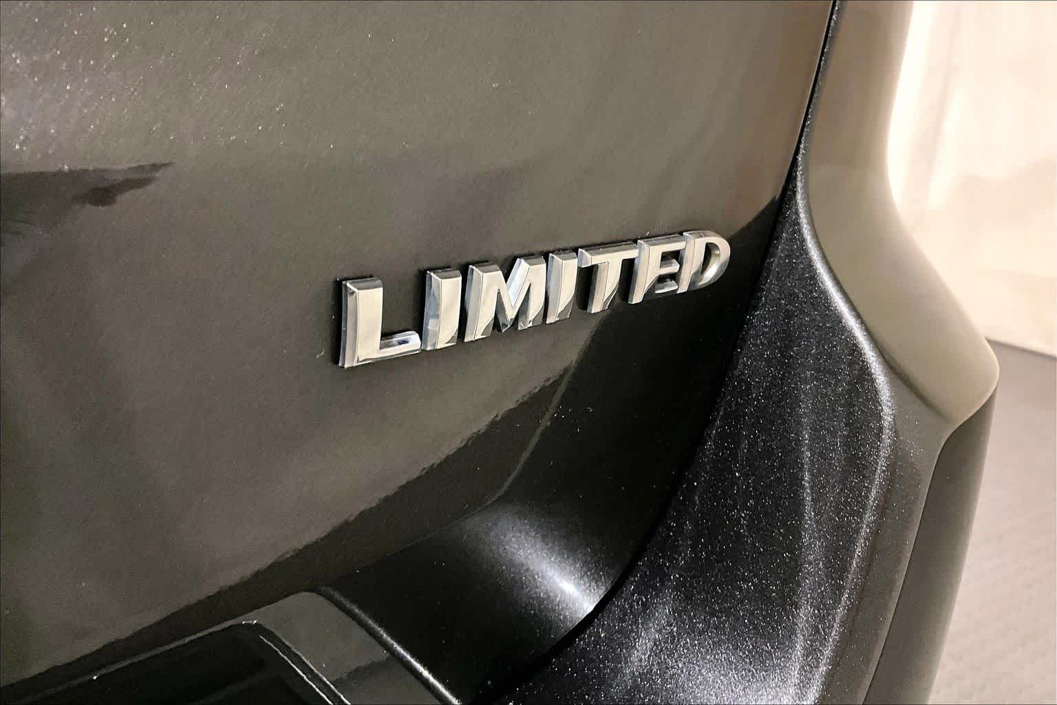 Used 2017 Granite Crystal Metallic Clearcoat Jeep Limited image 9