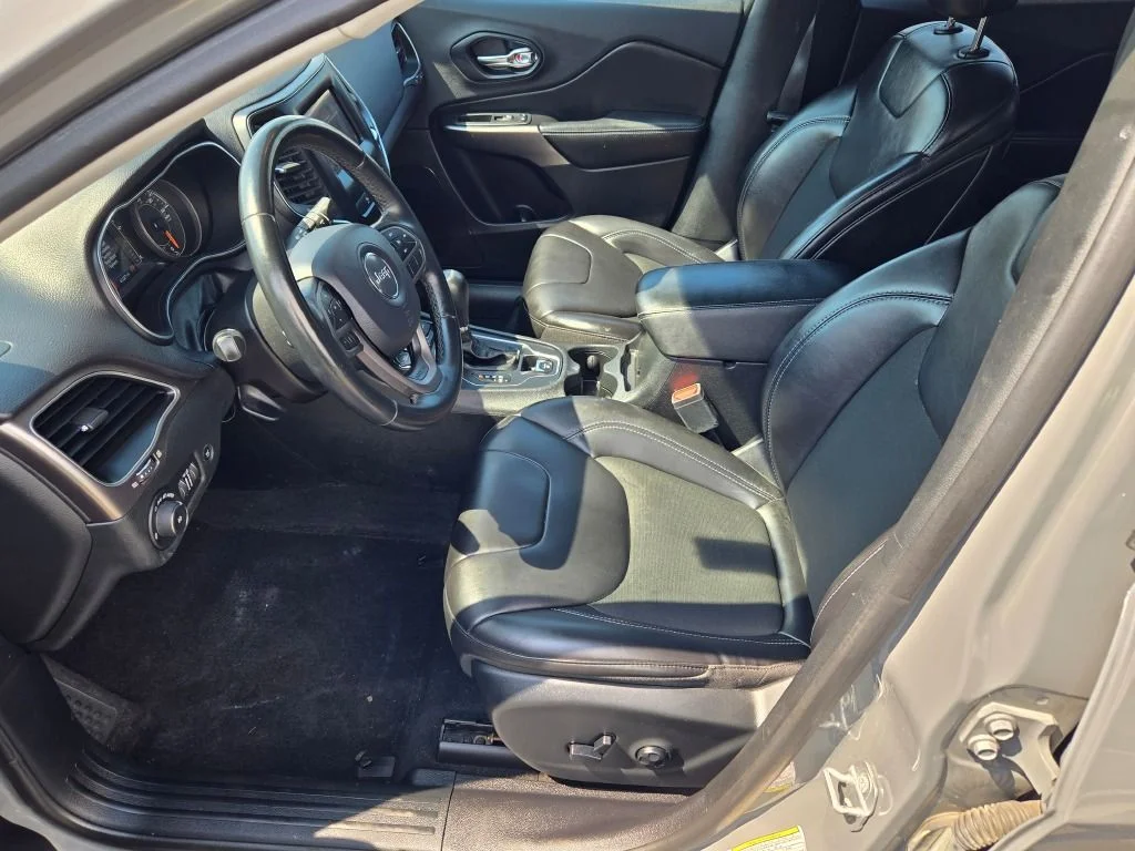 Used 2019 Gray Jeep Latitude Plus image 22