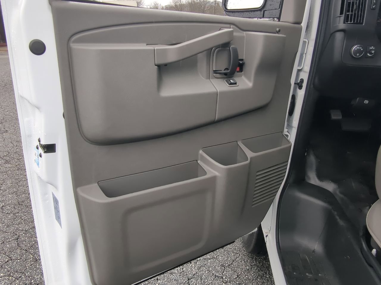 New 2025 Summit White GMC Work Van image 19