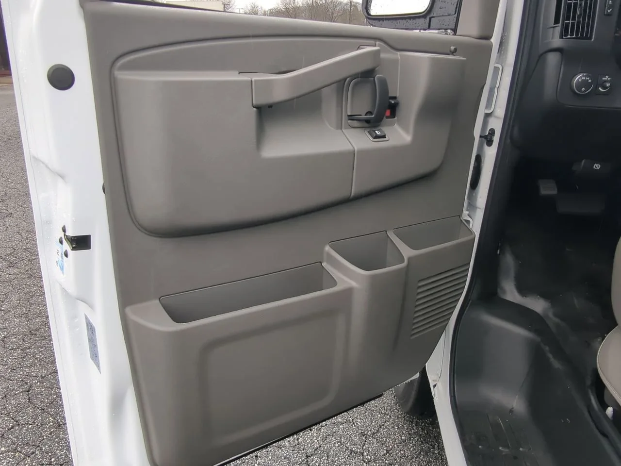 New 2025 Summit White GMC Work Van image 19