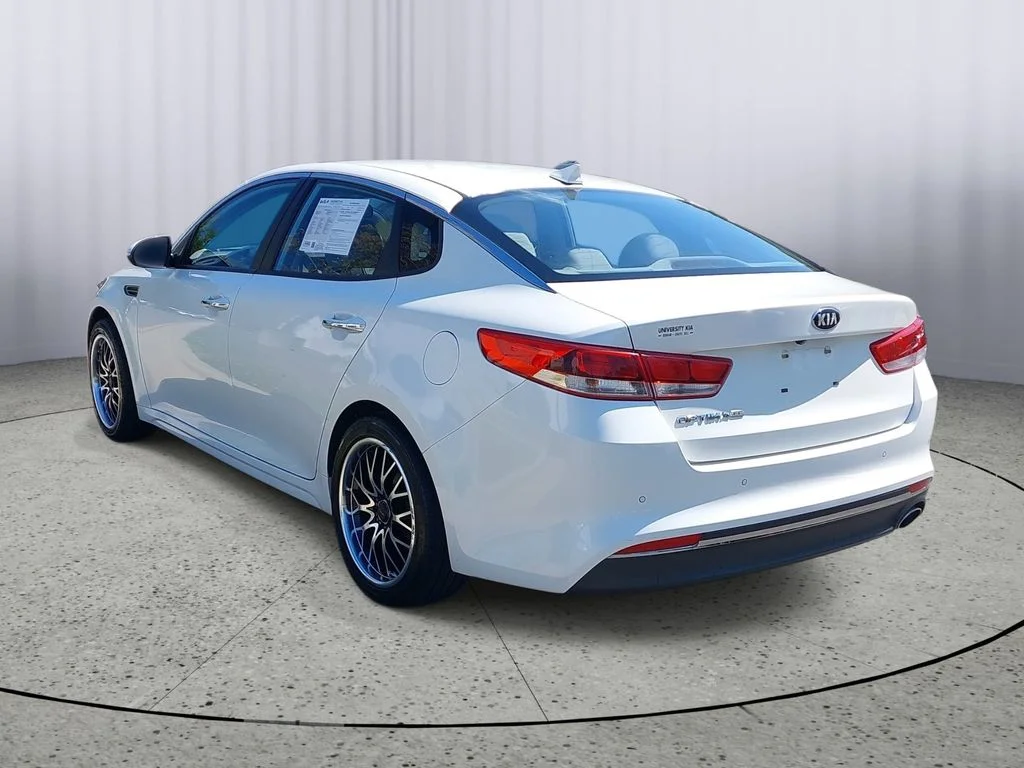 Used 2018 White Kia LX image 5