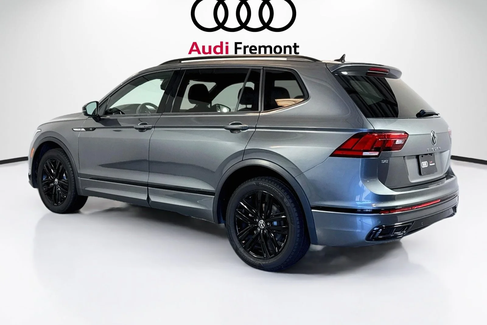 Used 2022  Volkswagen SE R-Line Black image 8