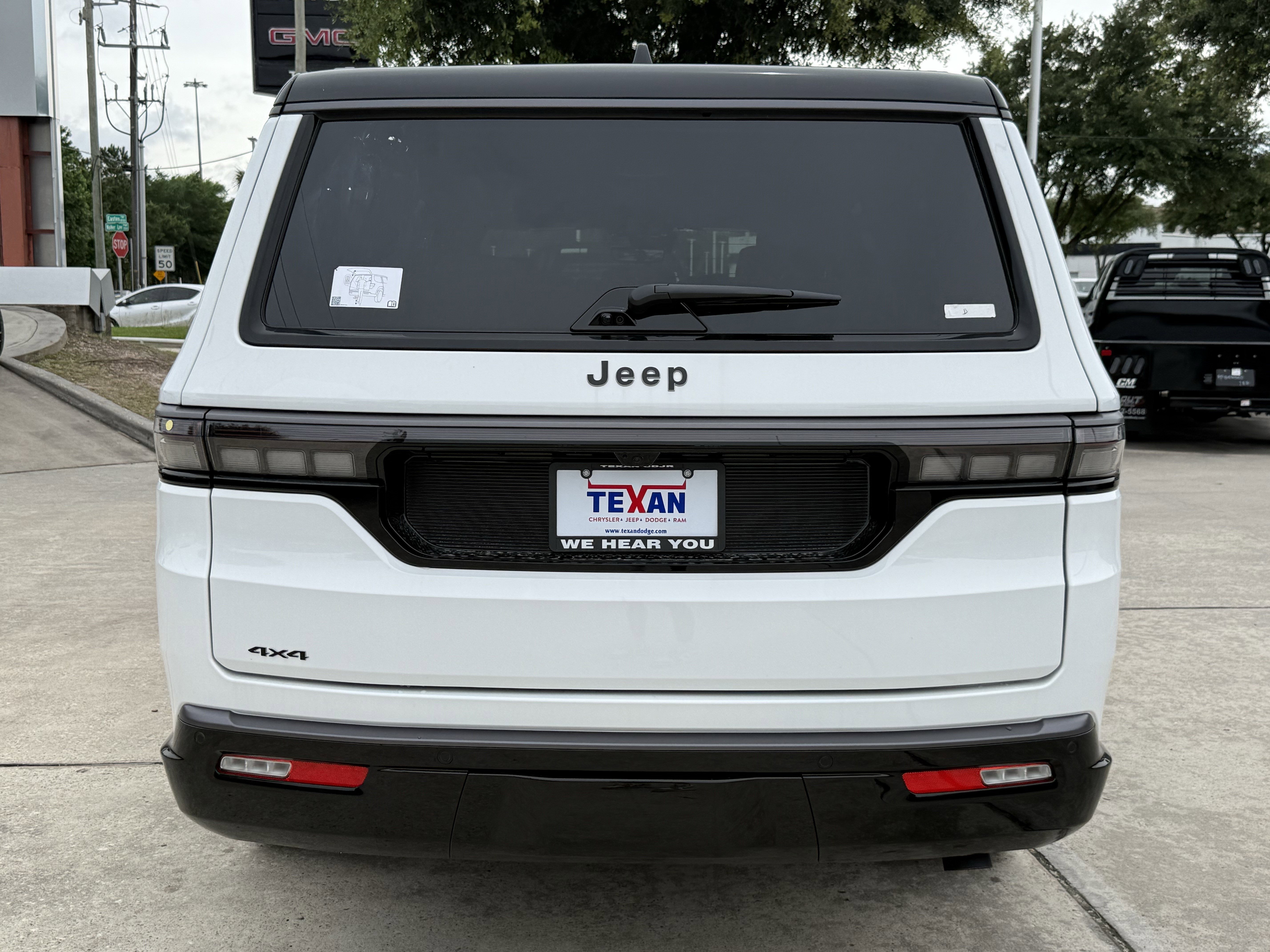 New 2026 Bright White Clear-Coat Exterior Paint Jeep Summit Reserve image 5